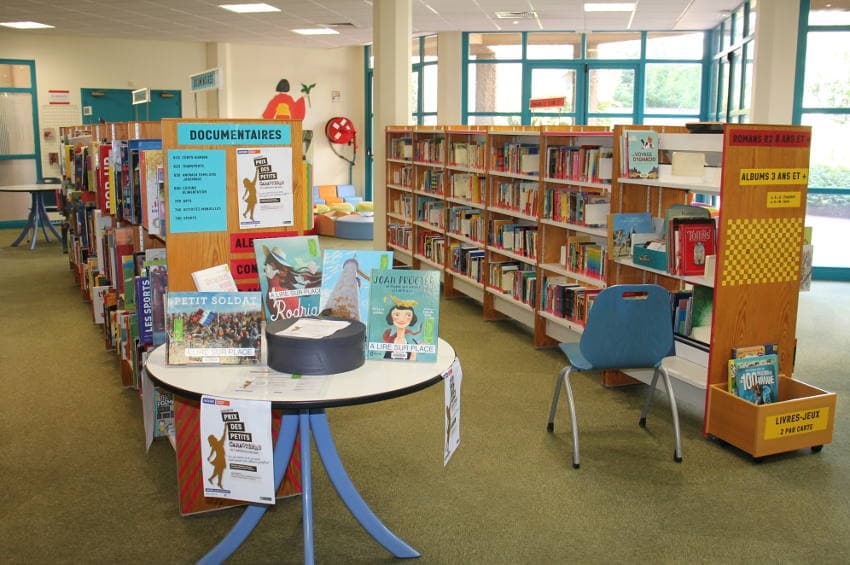 Dix mille ouvrages doivent subir la quarantaine : l’insolite mais pragmatique réouverture de la bibliothèque d’Auxerre