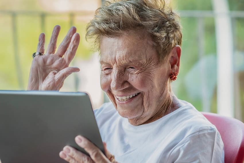 Le Crédit Agricole dote les EHPAD de tablettes numériques : sortir les seniors de leur isolement…