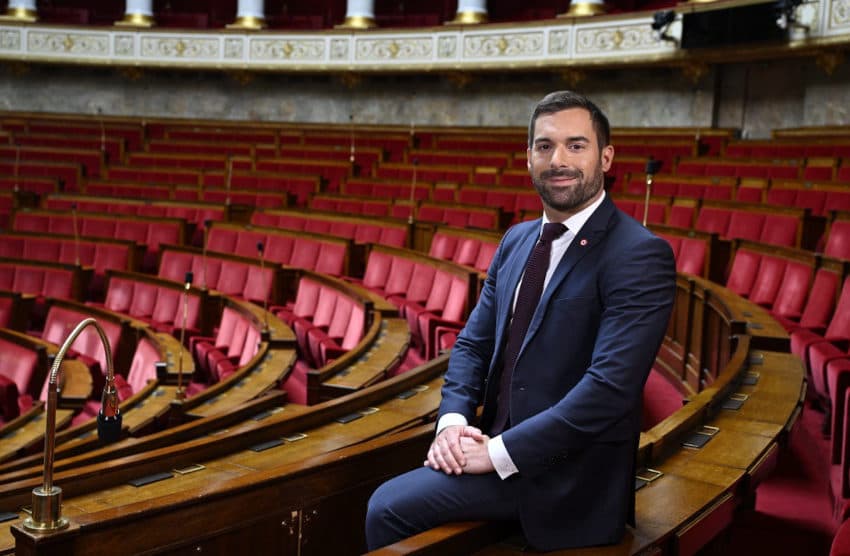 Le voile, tissu de la discorde : son interdiction dans les sorties scolaires et à l’université, est exigée par Julien ODOUL (RN)