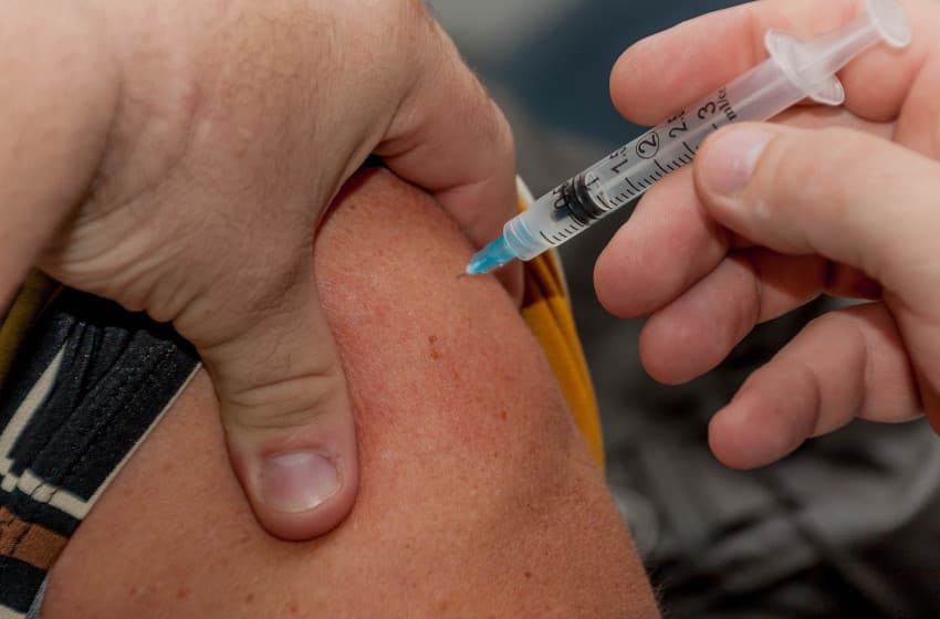 Santé : les épidémies hivernales perturbent la fin d’année, vaccination et gestes barrières comme ultimes remparts ?