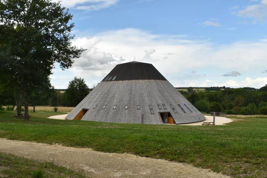 La Pyramide du Loup entretient la légende et le mystère autour de ce seigneur de la forêt…