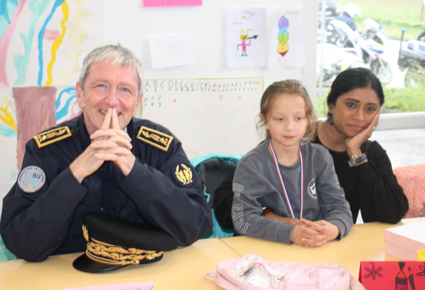 Prisca THEVENOT échange avec des enfants à Auxerre : supprimer les tablettes ? Pas grave, il reste la télévision pour regarder « You Tube » !