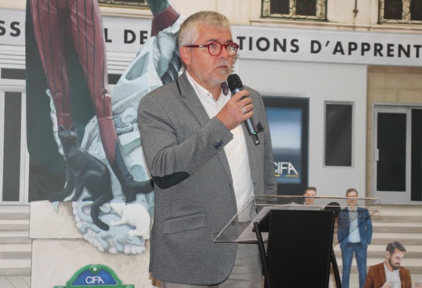 L’hommage de Gilles DEMERSSEMAN aux enseignants : l’élu salue la mémoire des « passeurs de savoir-faire »…
