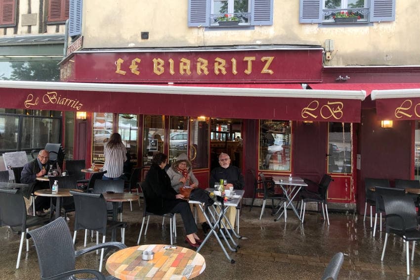 Le lien social reprend du service : « Il en faut peu pour être heureux » aux terrasses auxerroises !