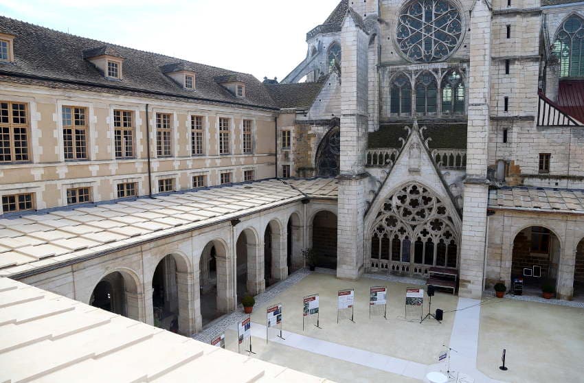 L’acte 1 des travaux de restauration de l’Abbaye Saint-Germain est achevé : le cloître retrouve sa magnificence…