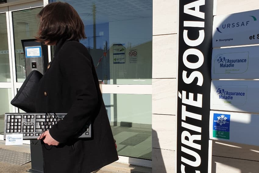Le télétravail est de mise à la CPAM : les ordinateurs portables facilitent le suivi des dossiers…