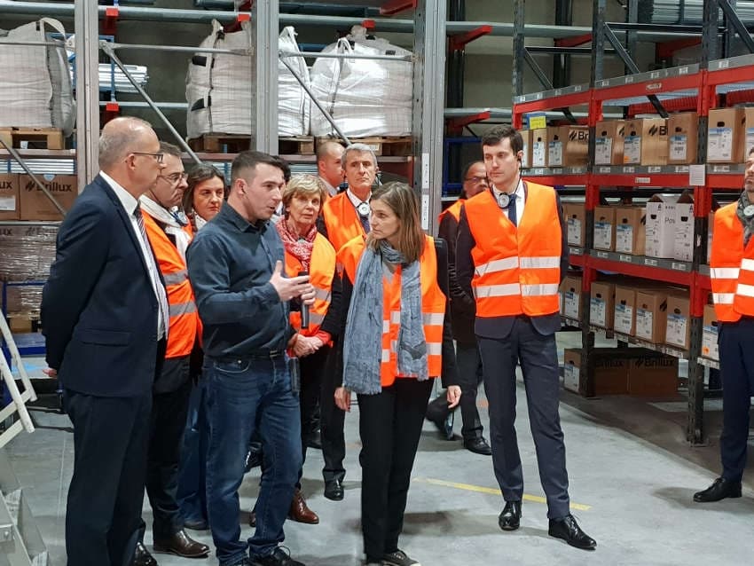 L’univers des huisseries se dévoile à la secrétaire d’Etat à l’Economie et aux Finances en visite chez TUBAUTO…