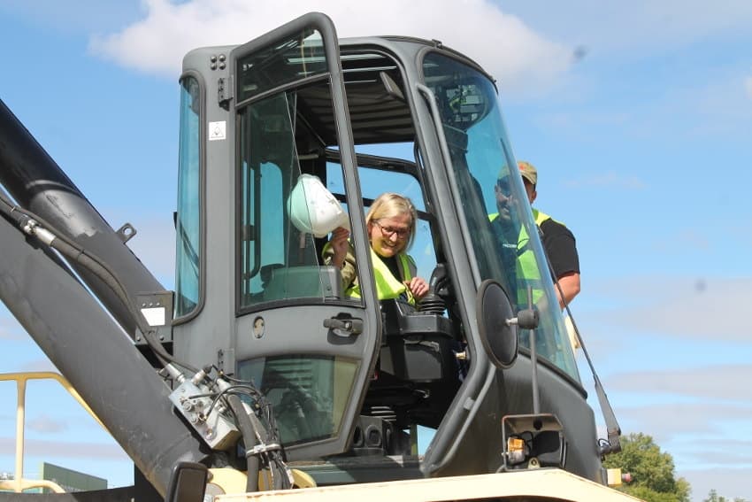 Elle pilote un volumineux HYSTER : Marie-Louise FORT accomplit un rêve de gosse !