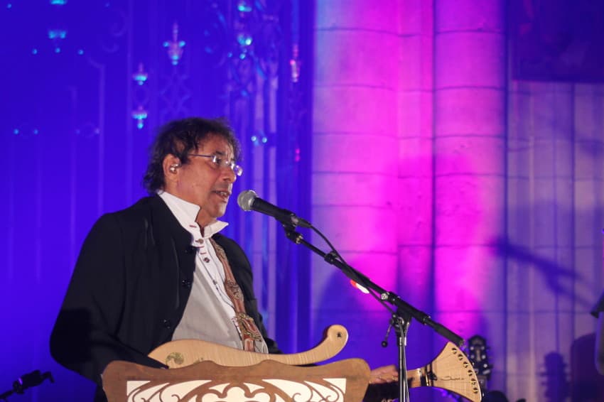 Son ouvrage « Mes cathédrales » vient de paraître : Laurent VOULZY tresse des lauriers à son guide Bernard BROUSSE