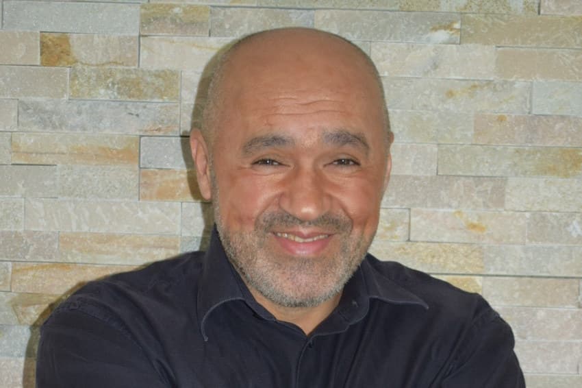 Il publie son premier livre : Mustapha BOUKTAB, l’osmose parfaite entre ce qu’écrit la main et ce que dicte l’âme…