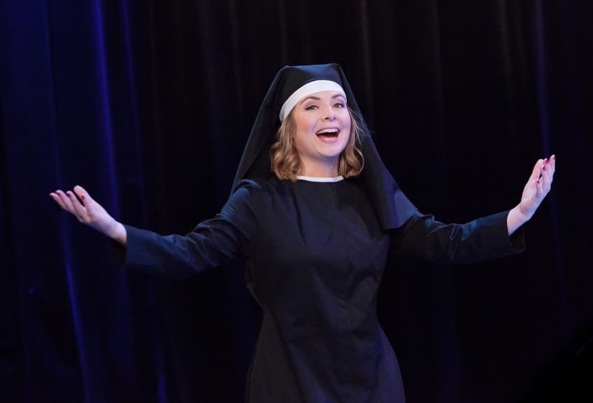 Plutôt en rire que de se pendre : le prêche ravageur de Constance contre les absurdités de la comédie humaine