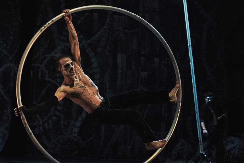 Cirque et danse avec « J’ai peur des parapluies » : le théâtre d’Auxerre offre une échappée vers le bleu du ciel…