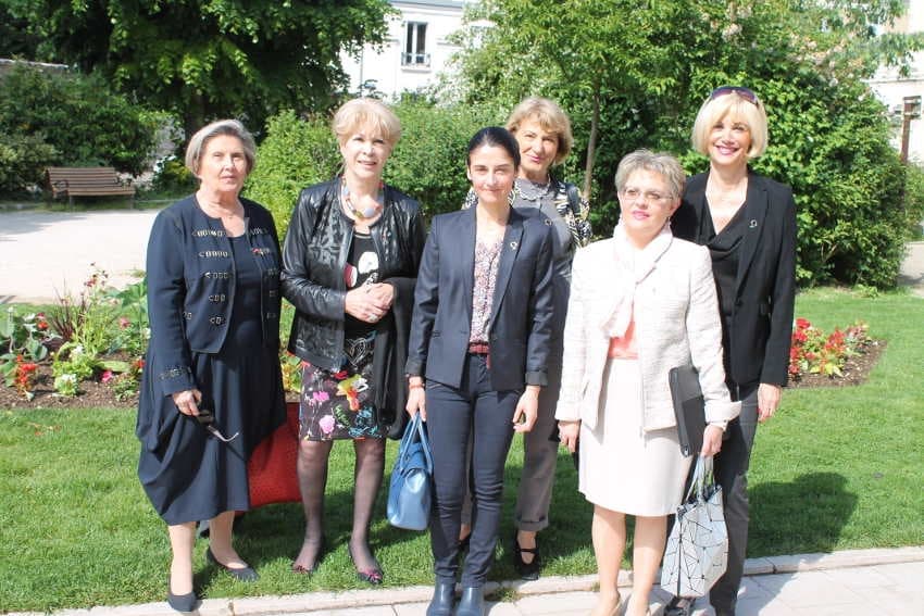 La magnétiseuse Lyvia ROBERT rejoint le réseau Femmes Leaders Mondiales : une question de fluide positif !