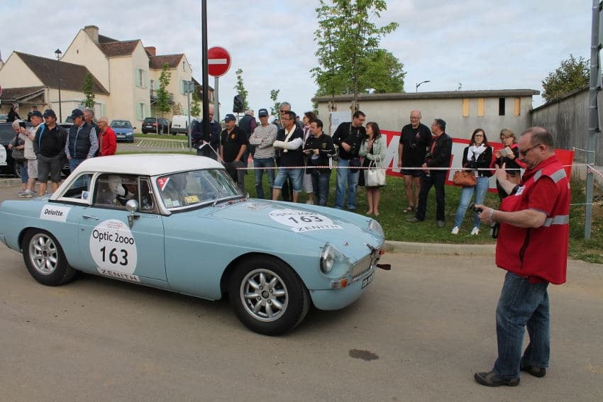 Les prouesses sportives des as du volant du mythique Tour Auto OPTIC 2000 font des heureux dans l’Yonne…