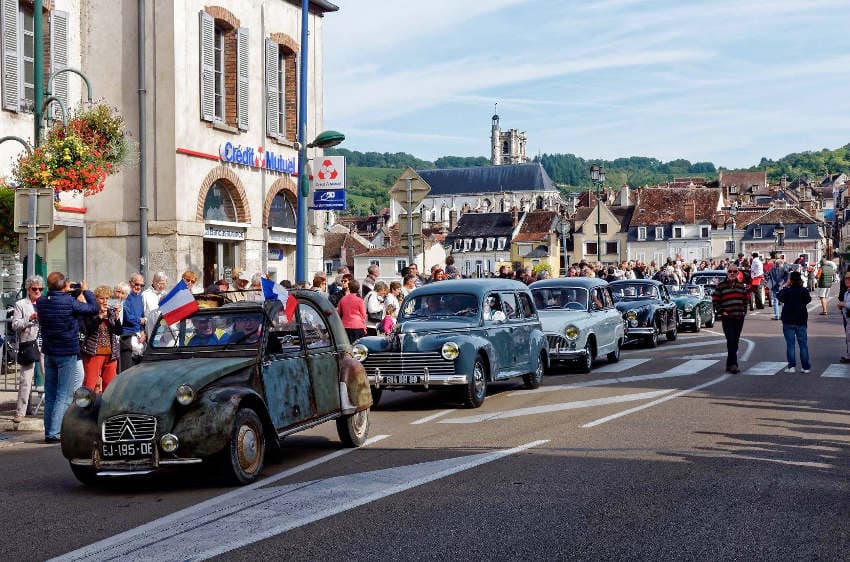 Joigny envahit par ses « Bouchons » estivaux ce week-end : c’est comme au bon vieux temps de la Nationale 6 !