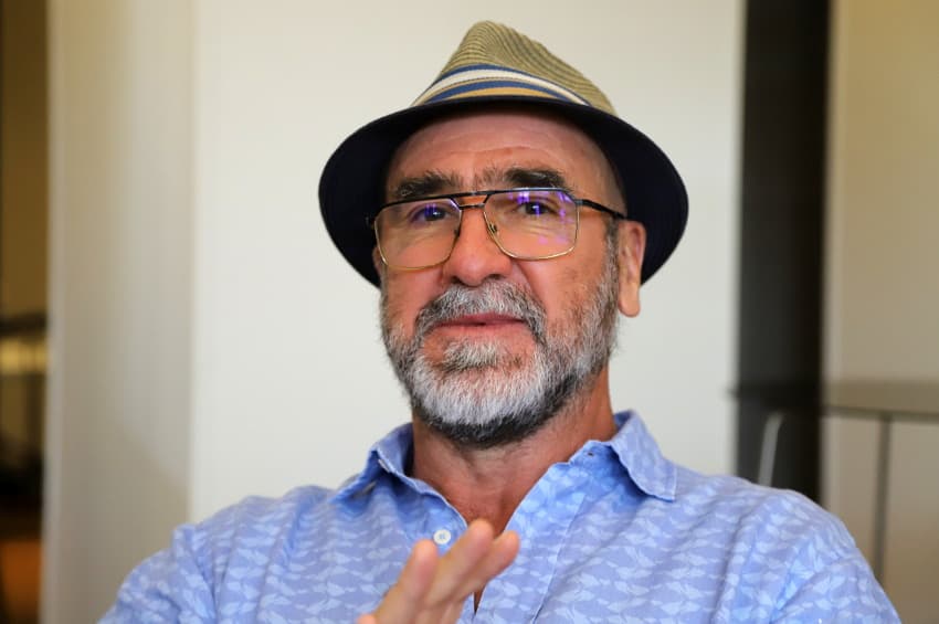S’inspirant de Léo FERRE et de Jim MORRISON, Éric CANTONA a fait son retour au théâtre d’Auxerre : la surprise du chef !