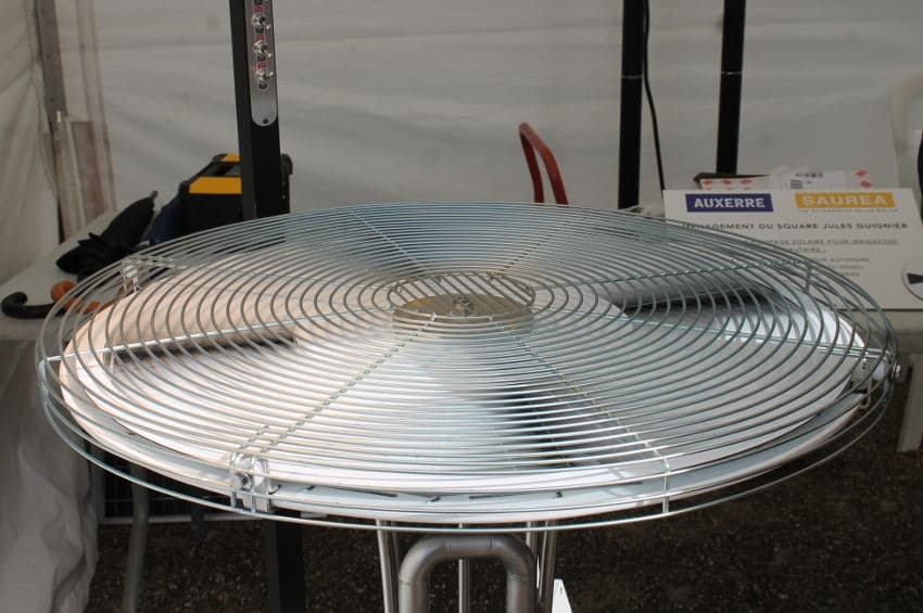 Le moteur solaire de SAUREA attise la curiosité au Salon de l’Eclairage Public : même sous la pluie, il fonctionne !