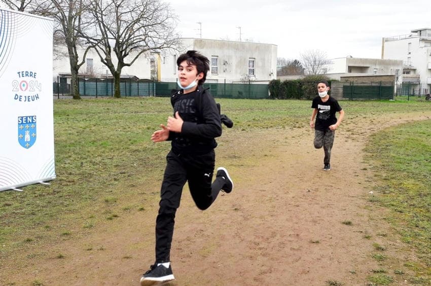 De la graine de champions : les scolaires de Sens se dépensent enthousiastes sur le marathon coopératif