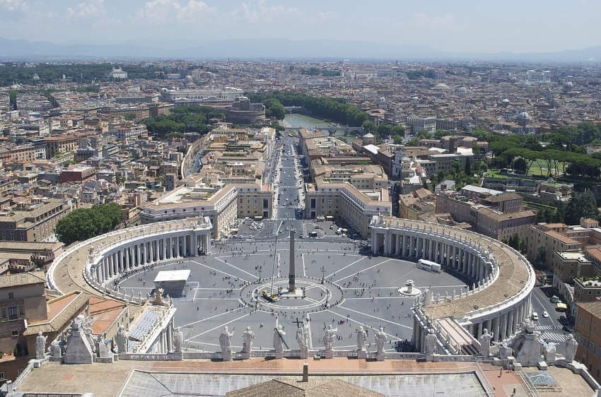 Tribune : le conclave débute mercredi au Vatican, une élection sur fond de schisme…