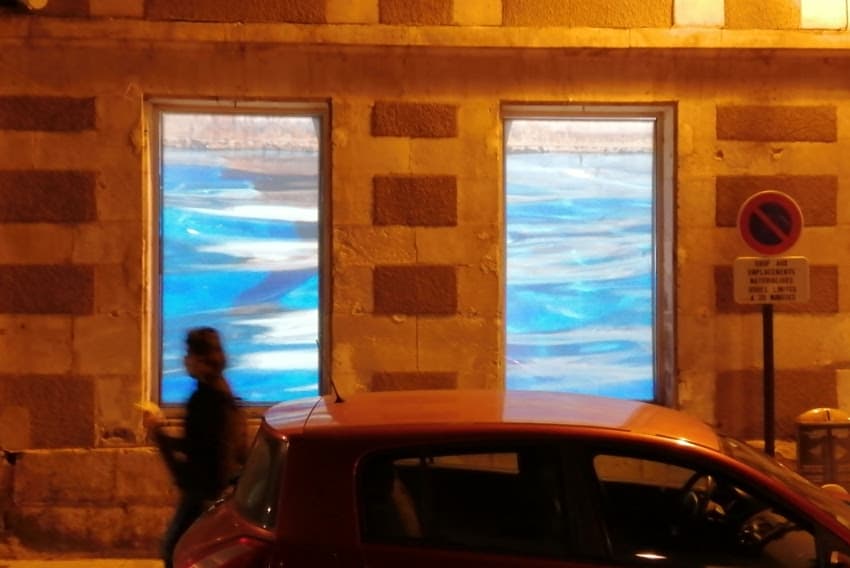 Son œuvre se dévoile sur la façade d’Hors Cadre : l’eau source d’inspiration de la fascinante Chia-wen TSAI