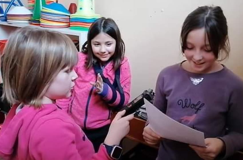 « Atelier Radio Junior » : des reporters en herbe donnent de la voix sur les ondes de Radio Avallon