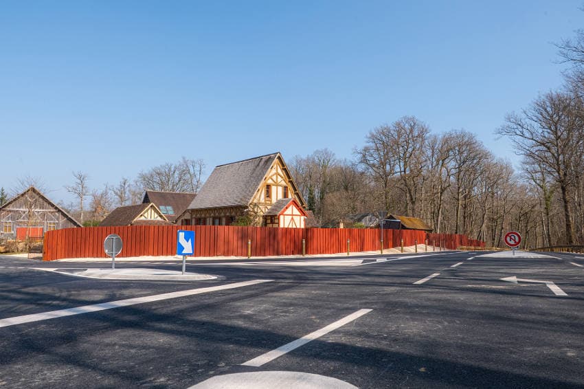 GUEDELON gagne en fluidité d’accès en sécurisant ses aménagements routiers avec l’aide du Département