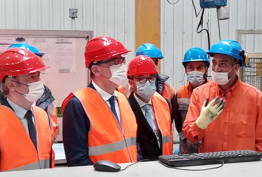 L’extrusion de profilés en aluminium n’a plus de secret pour lui : Jean CASTEX découvre la technicité d’AFE