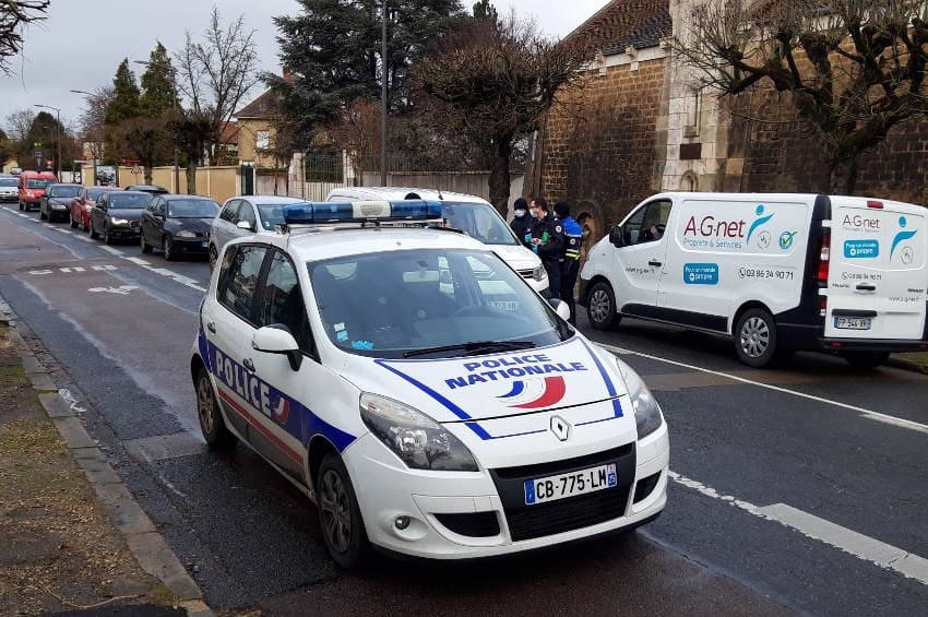 Des papillotes distribuées plutôt que des amendes : la Police nationale en colère bloque la circulation…