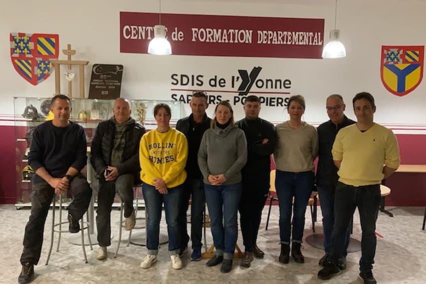 Ils l’ont fait après 16 heures de route : les pompiers auxerrois livrent des dons humanitaires aux Ukrainiens