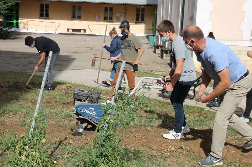 L’utile se marie à l’agréable au lycée Vauban : des élèves aménagent un potager
