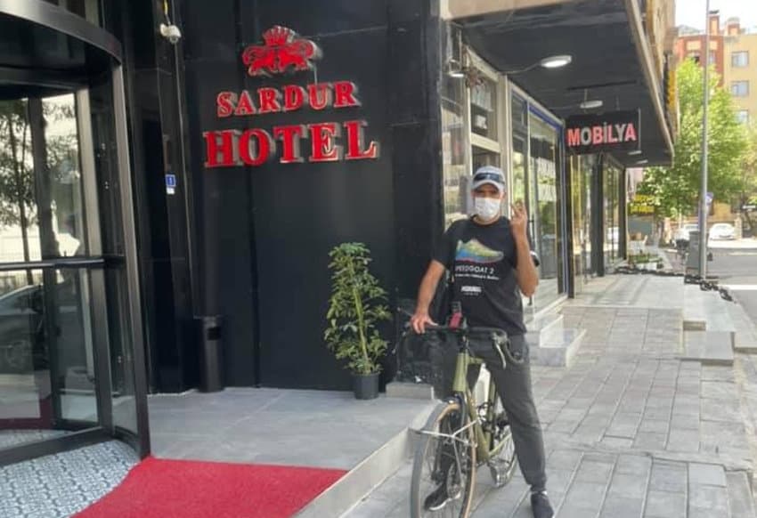 Auxerre/Dubaï : Abder EL BADAOUI ne peut pénétrer en Iran pour le moment…et visite Van à bicyclette !