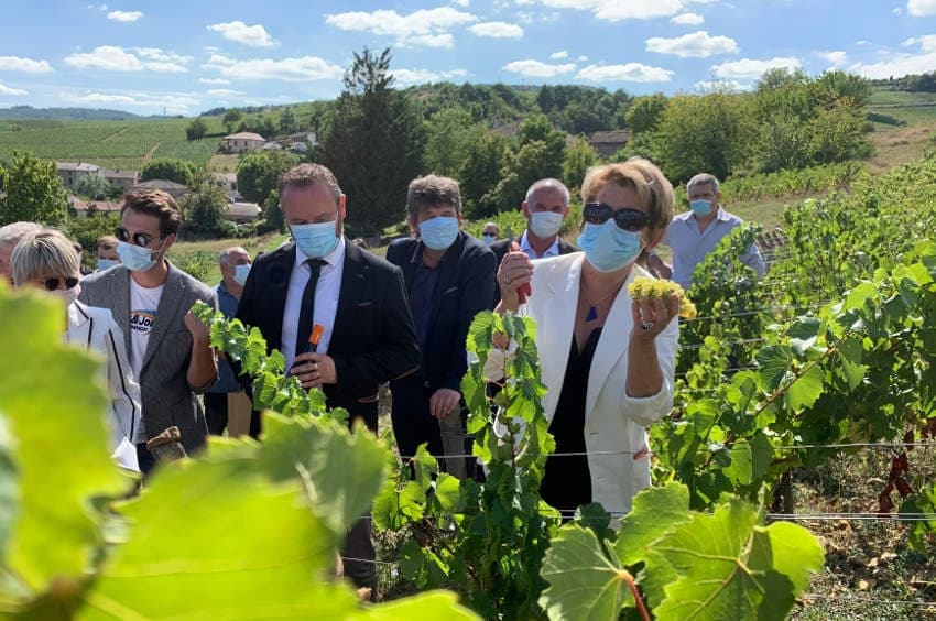 Il est invité aux Hospices de Beaune : Marie-Guite DUFAY à l’heure américaine offre du vin au président Joe BIDEN !