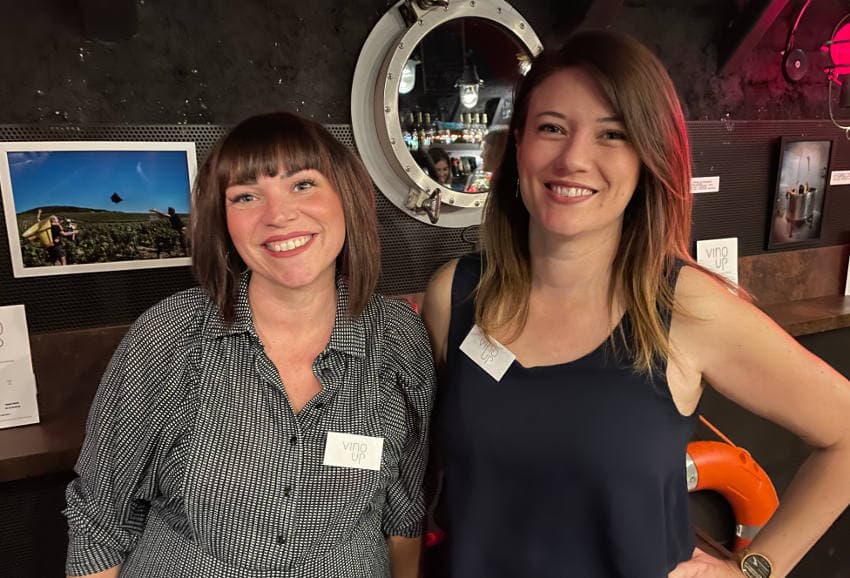 Elles célèbrent l’an un de VINO UP sur une péniche : Betty BUFFAUT et Flavie CULOT, deux vrais poissons dans l’eau