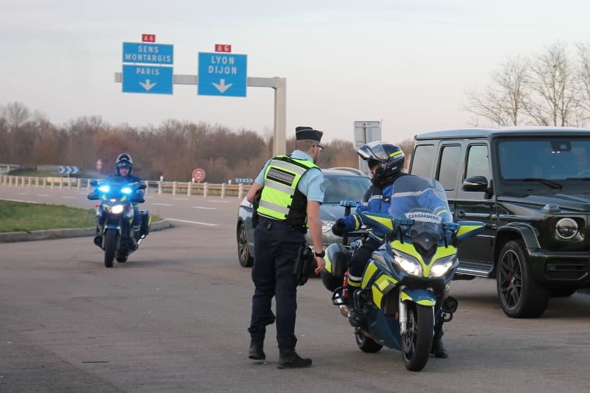 Les forces de l’ordre veillent au grain : personne ne se carapatera vers sa résidence secondaire !