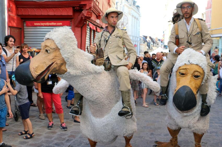 Des « Rues Barrées » ouvertes au rire et à la fête : Auxerre renoue avec le succès populaire grâce à un festival décalé…