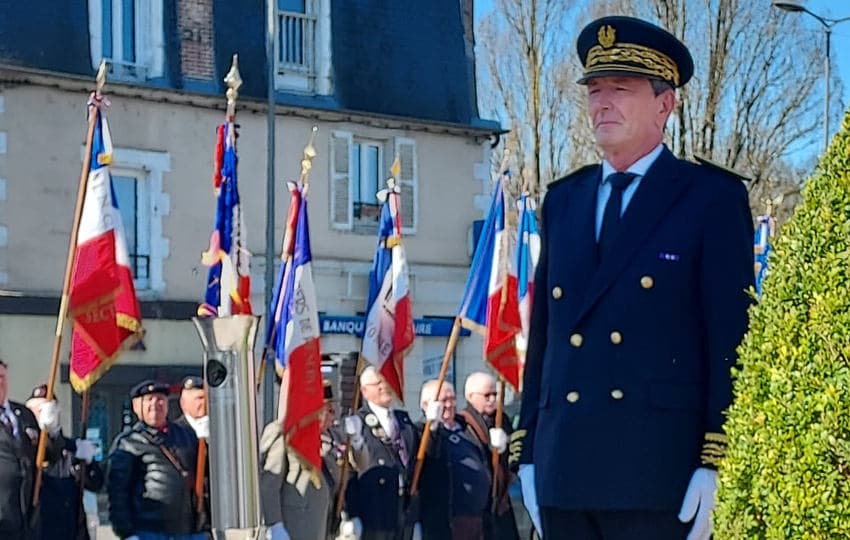 « Sous le soleil exactement » : Pascal JAN, nouveau préfet de l’Yonne, dépose sa première gerbe de fleurs…