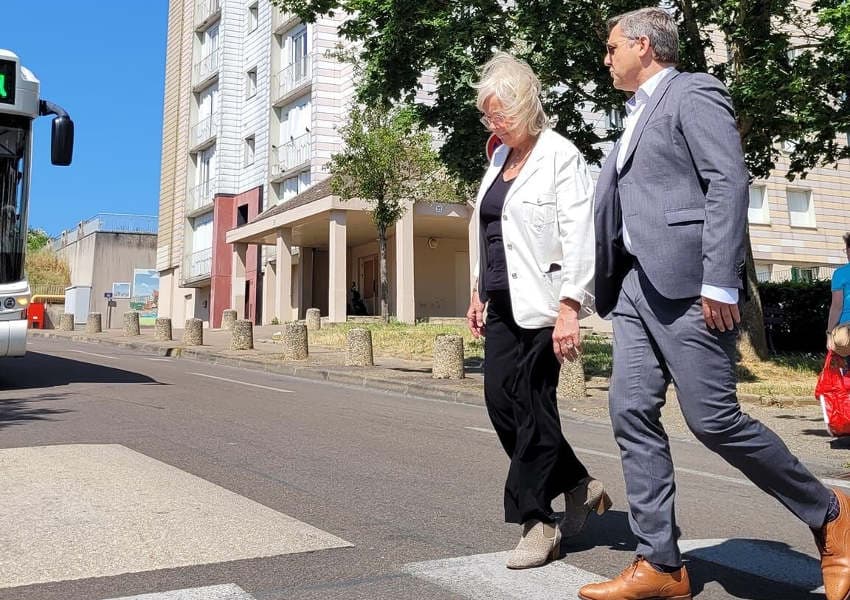 Clin d’œil : Catherine VAUTRIN (ANRU) et Crescent MARAULT visitent en mode « Abbey Road » les quartiers d’Auxerre !