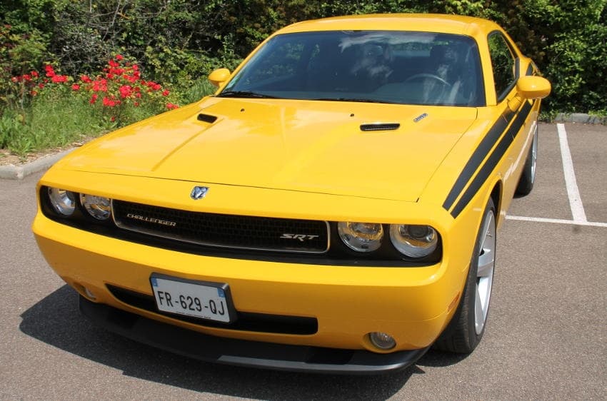 Rare sur les routes de l’Yonne : le DODGE Challenger SRT, une belle Américaine qui se pilote aussi au féminin…