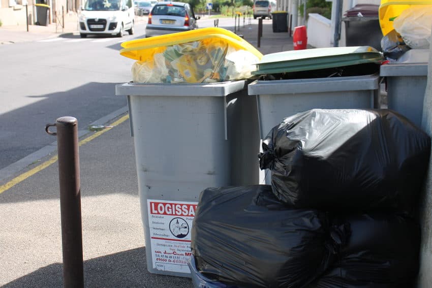Les détritus débordent des poubelles dans l’Auxerrois en pleine saison touristique : « c’est pas Marseille, ici » !