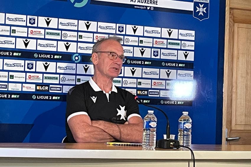 Le Graal de la Ligue 1 dans le viseur de l’AJA : Jean-Marc FURLAN garde sa force tranquille avant d’accueillir l’ASSE