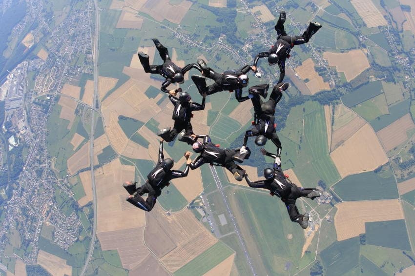 Les nationaux de parachutisme en vol relatif s’organisent à Chéu : des figures techniques à 4 000 mètres d’altitude !