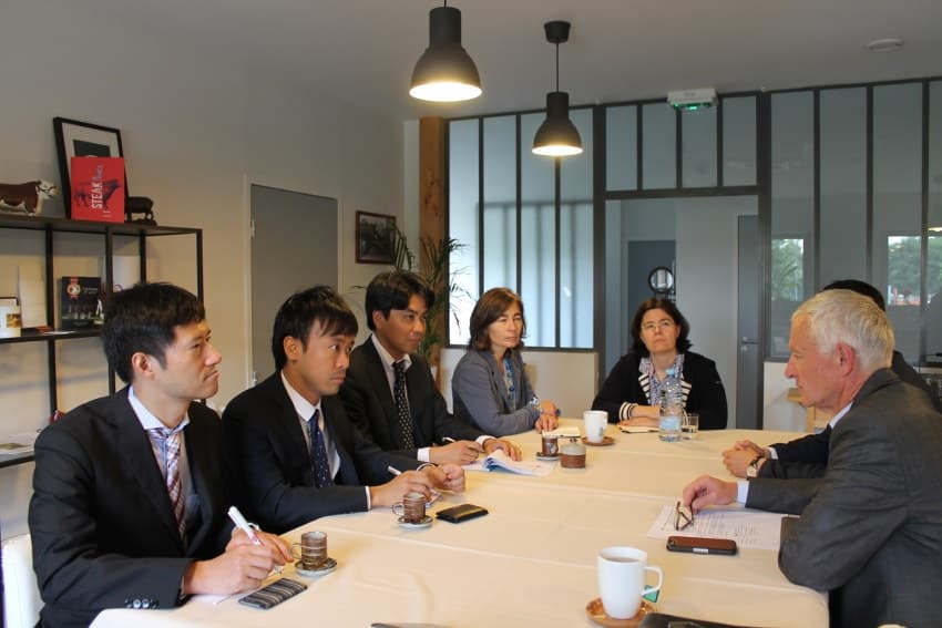 Le chef cuisinier de l’ambassade du Japon découvre les étonnantes saveurs des viandes maturées par Jean DENAUX