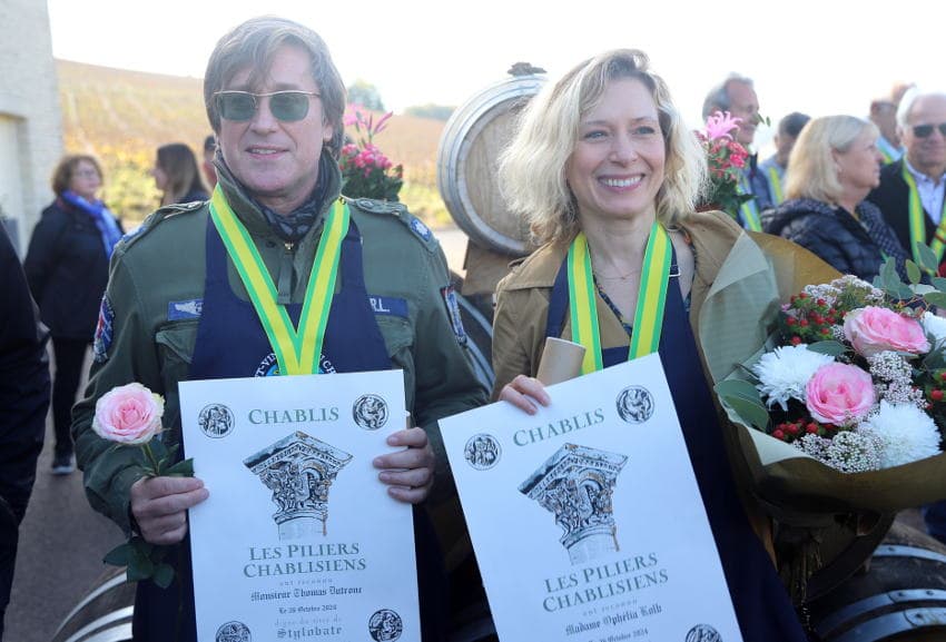 Un chablis 2024 soutenu par de dignes ambassadeurs : Ophélia KOLB et Thomas DUTRONC intronisés aux « Piliers Chablisiens »…