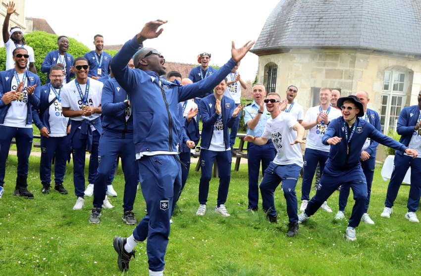 L’AJ Auxerre est accueillie à la préfecture : les « rois » de Ligue 2 reçoivent les honneurs de la République…