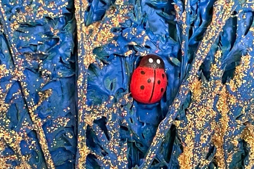 Une « bête à bon dieu » identifie ses toiles : la coccinelle fétiche de Philippe LALLEMAND se découvre à Auxerre