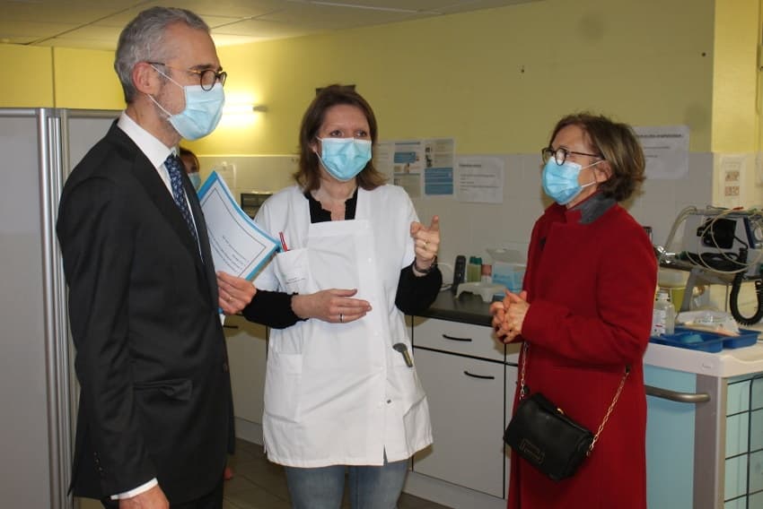 Accueil des 75 ans et plus : le préfet prend la température au centre de vaccination de l’hôpital d’Auxerre