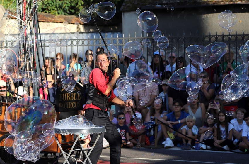 Carton plein pour le festival des Rues Barrées à Auxerre : quand l’onirisme est à portée de main…
