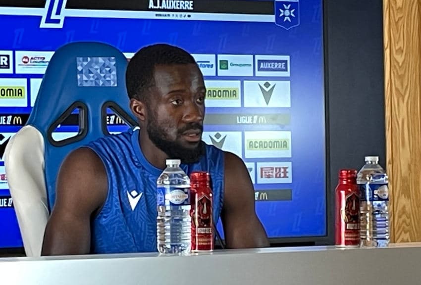 Un « grand frère » bien dans son corps et dans sa tête : Elisha OWUSU (AJA) fier d’avoir enfin découvert la Ligue 1