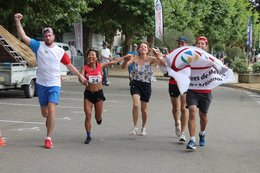 Isabelle DUMONT (Chambre de Métiers et de l’Artisanat de l’Yonne) sait mouiller le maillot en signe de solidarité !
