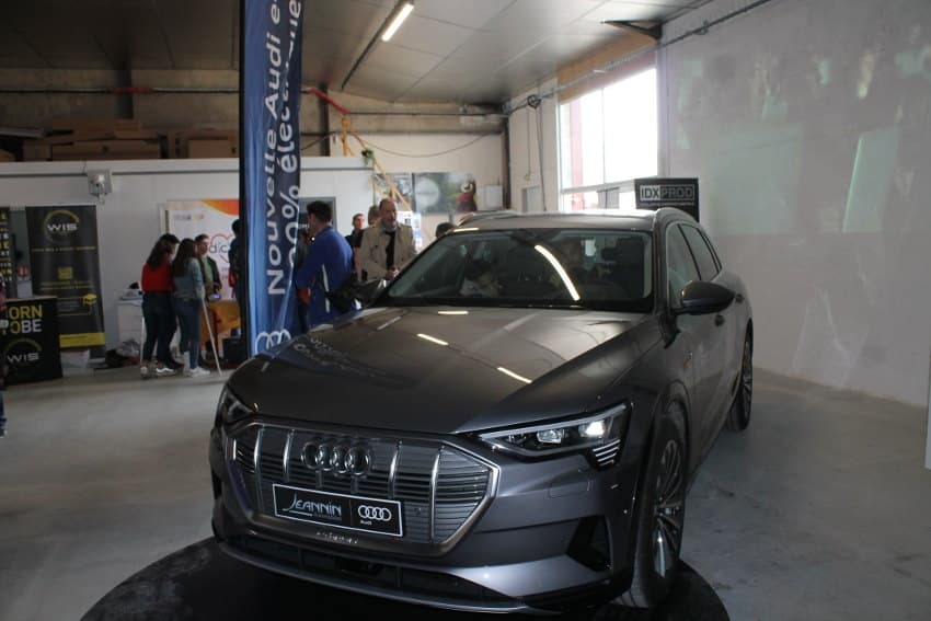 Les férus de véhicules stylisés ont leurs yeux de Chimène pour le nouvel SUV 100 % électrique AUDI e-tron…